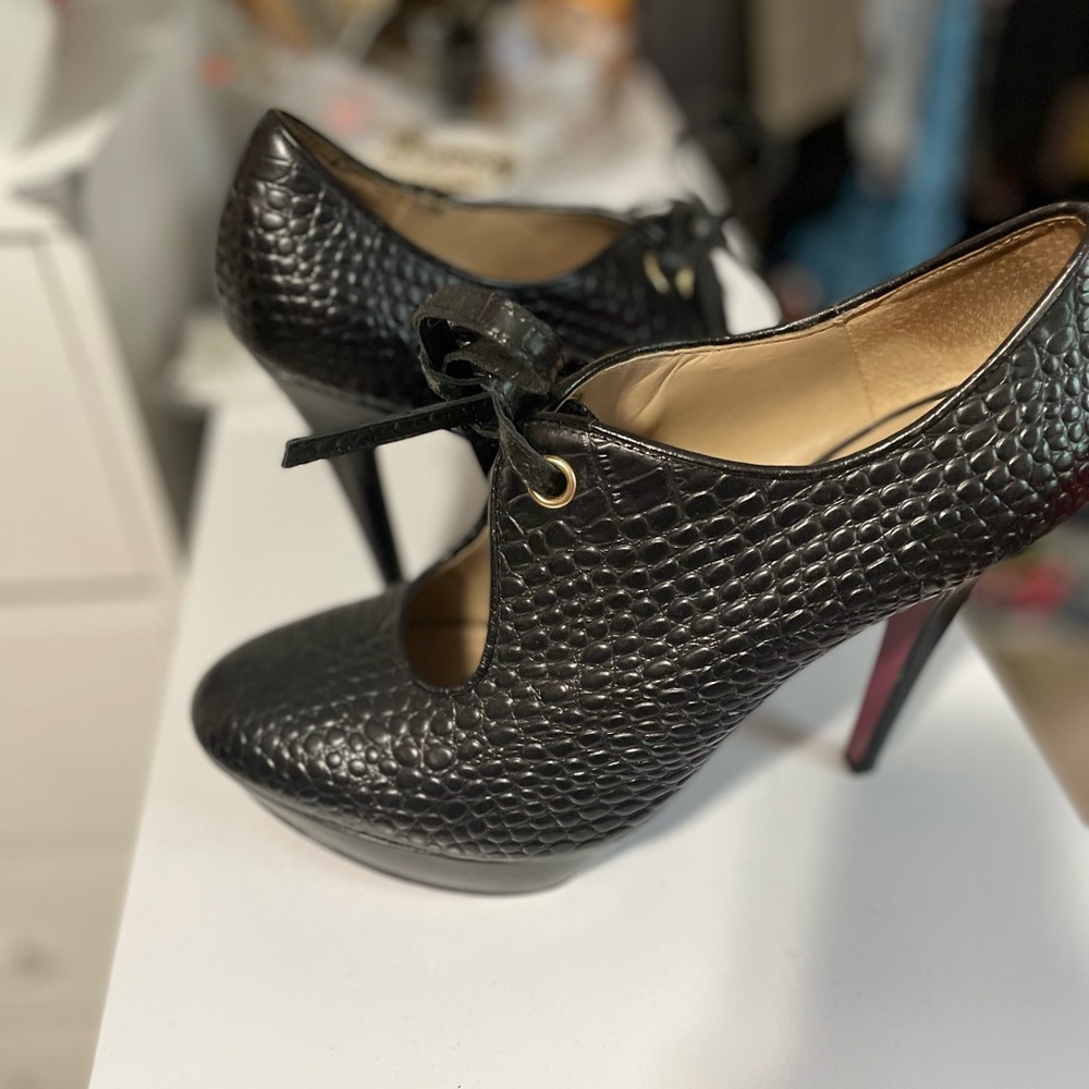 PARIS HILTON BLACK SNAKESKIN TIE UP HIGH HEELS: SIZE 11